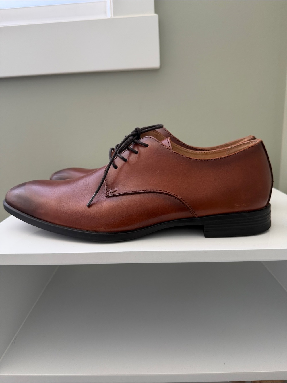 Classic Brown Leather Derby Shoes with Lace-Up Closure